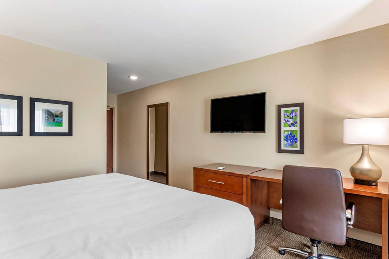 Bedroom 3, Comfort Inn & Suites Waller, Houston