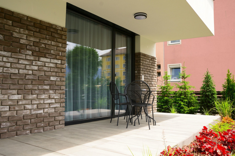 Exterior & Views 9