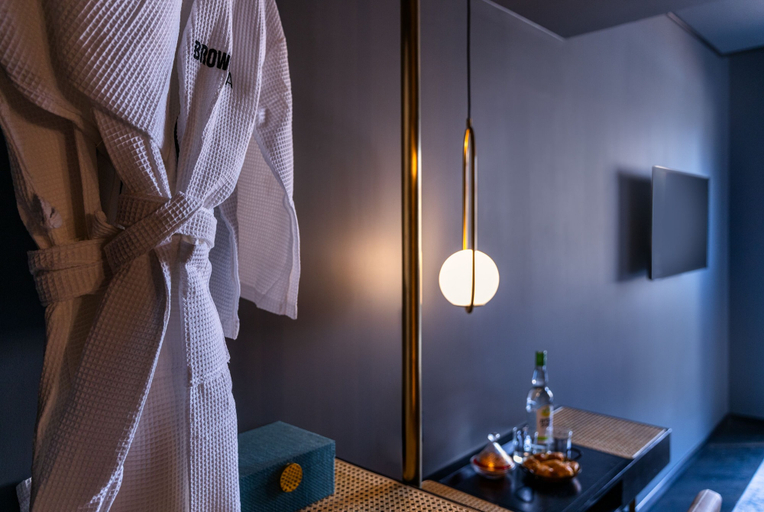 Bathroom 5, Brown Machne Yehuda