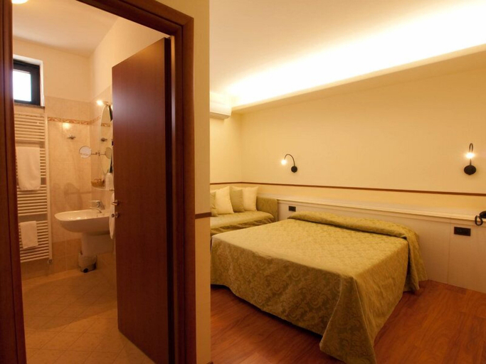 Bedroom 3, Hotel Corona, Varese