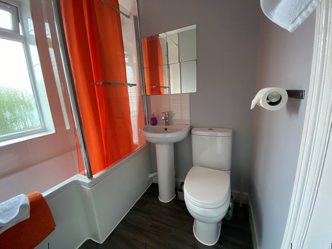 Bathroom 4, Ferndale Place, Luton