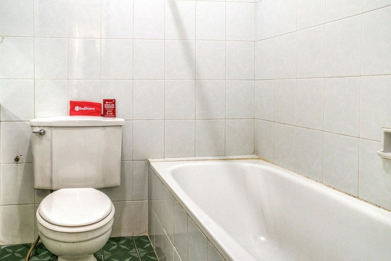 Bathroom 4, RedDoorz near Plaza Senayan, South Jakarta