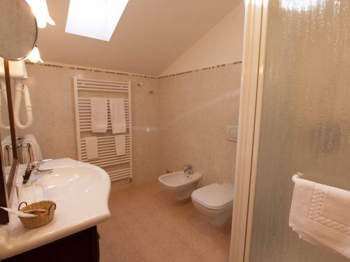 Bathroom, Hotel Corona, Varese