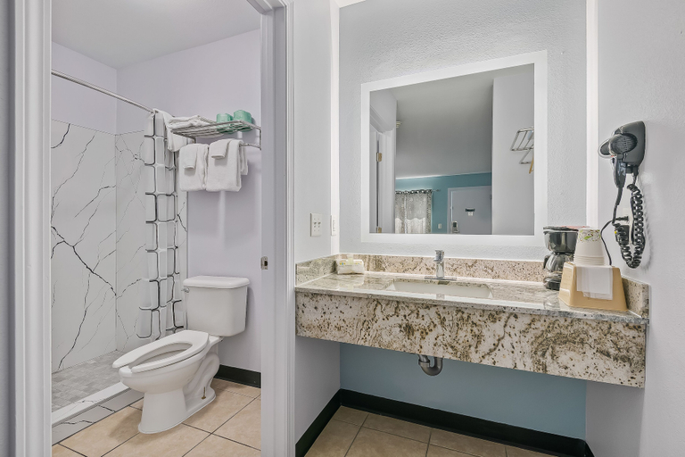 Bathroom 3, Franklin Inn, Franklin