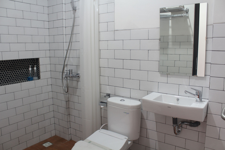 Bathroom 5, Are You and I Breakfast and Bed, Bandung