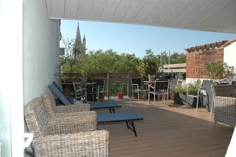 Exterior & Views