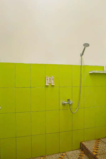 Bathroom 3, OYO 1804 Guest House Oema'h Opa, Metro