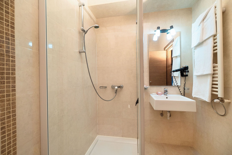 Bathroom 3, Hotel Tisa, Livadia