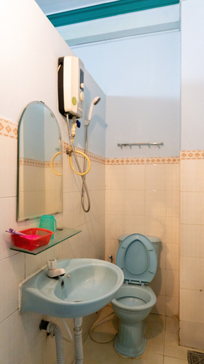 Bathroom, Viet Hung Hotel by Zuzu, Binh Tan