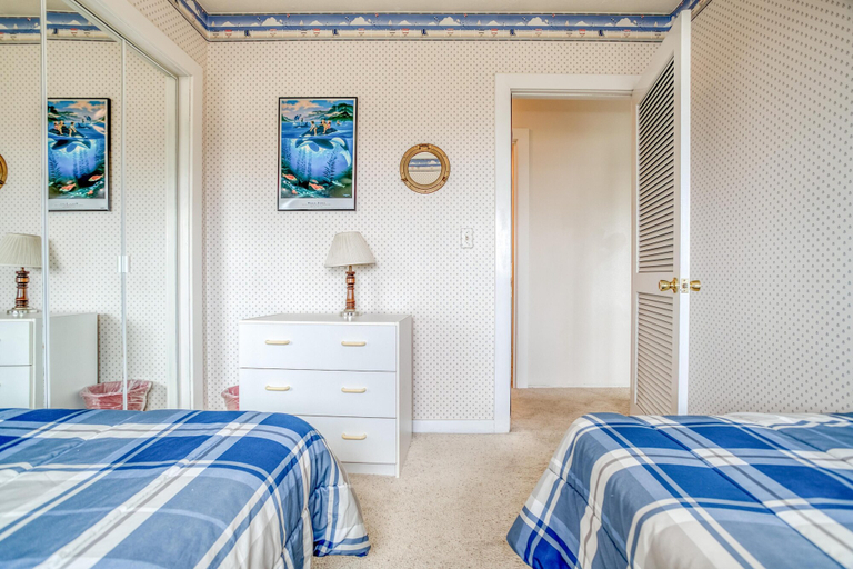 Bedroom 1, Optiaqua, Lincoln
