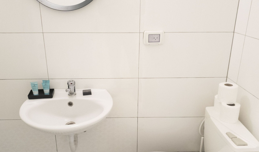 Bathroom, AirTLV - Ben Yehuda 68