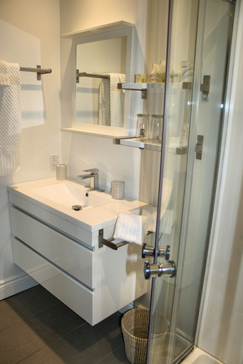Bathroom 5, Domaine Jolivent, Brome-Missisquoi
