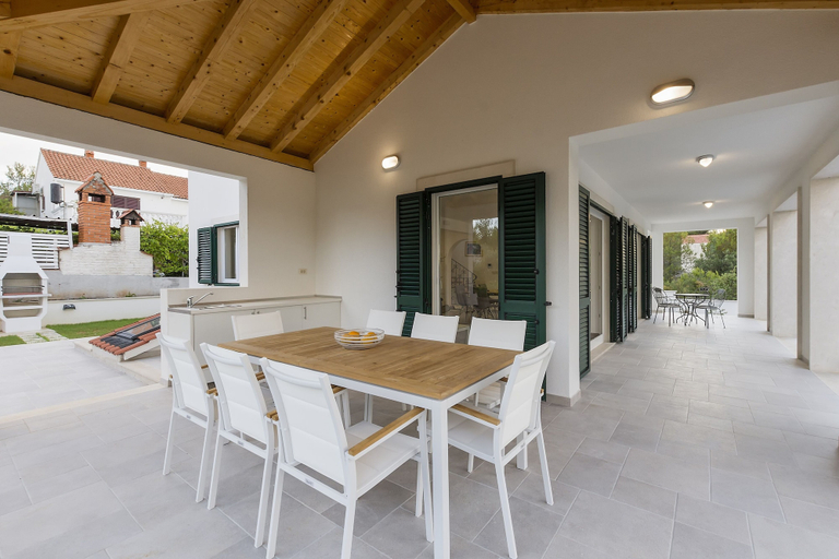 Others 5, Villa Makarac, Milna