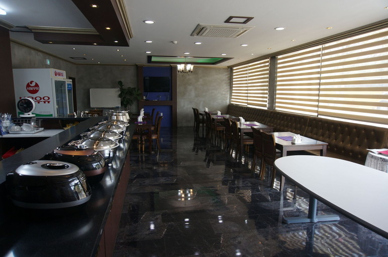 Food & Drinks 4, Modern Business Hotel, Gumi