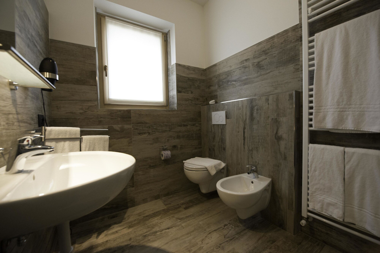 Bathroom 4, Central Rin, Sondrio
