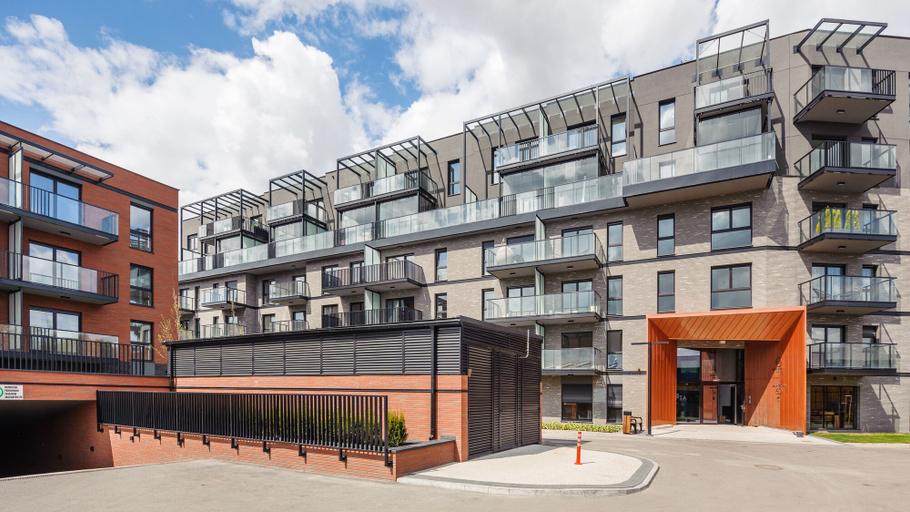 Exterior & Views