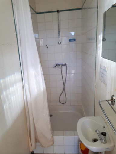 Bathroom 5, Le Lithana, Manche