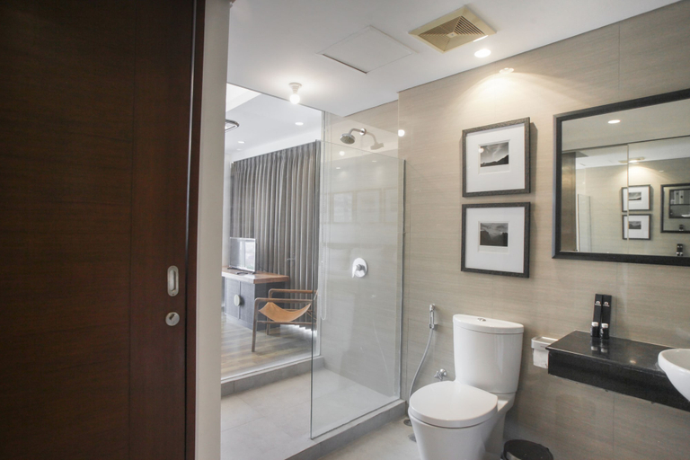 Premium 2BR Apartment near Marvell City Mall at The Linden By Travelio - Bathroom