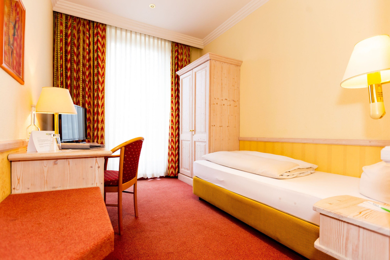 Bedroom 2, Parkhotel Traunstein, Traunstein