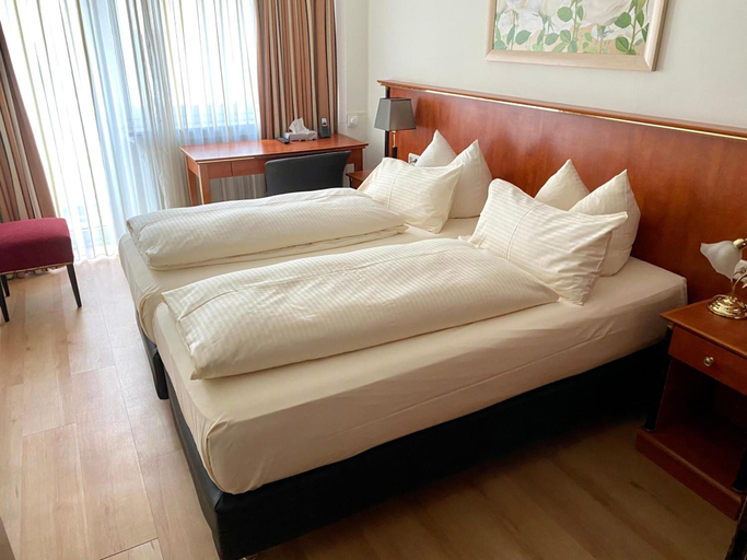 Bedroom 3, Hotel Condor, München