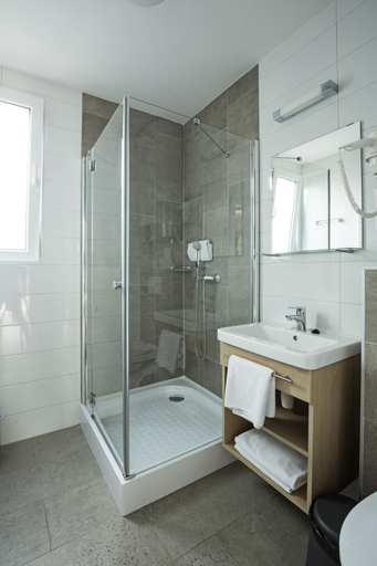 Bathroom, Barack Thermal Apartments, Kecskemét