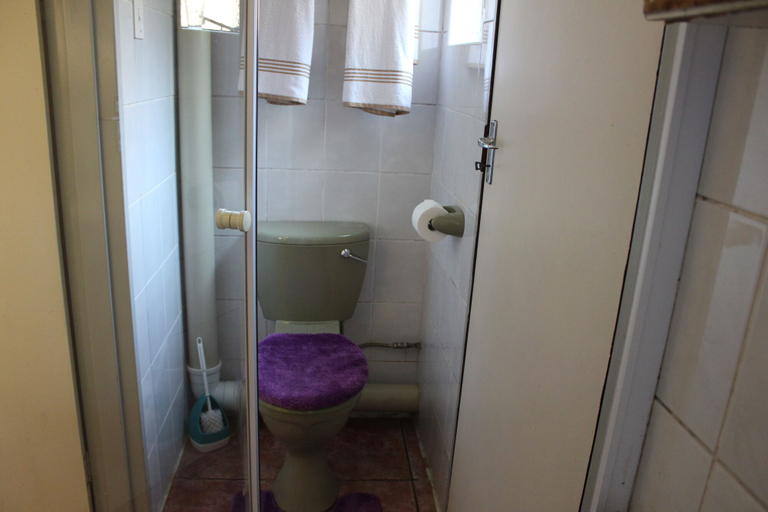 Bathroom 4, Tzaneen Guest House, Mopani
