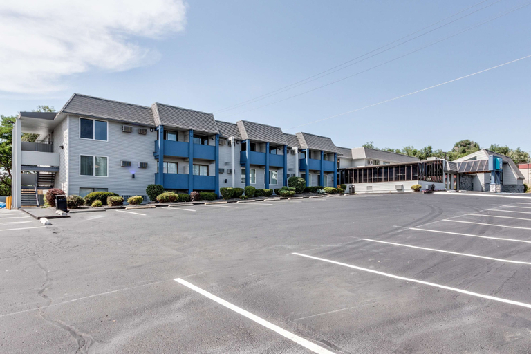 Exterior & Views 2, Days Inn & Suites by Wyndham Spokane, Spokane