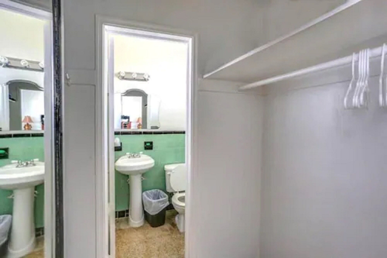 Bathroom 4, Richard's Pet Friendly Motel, Broward
