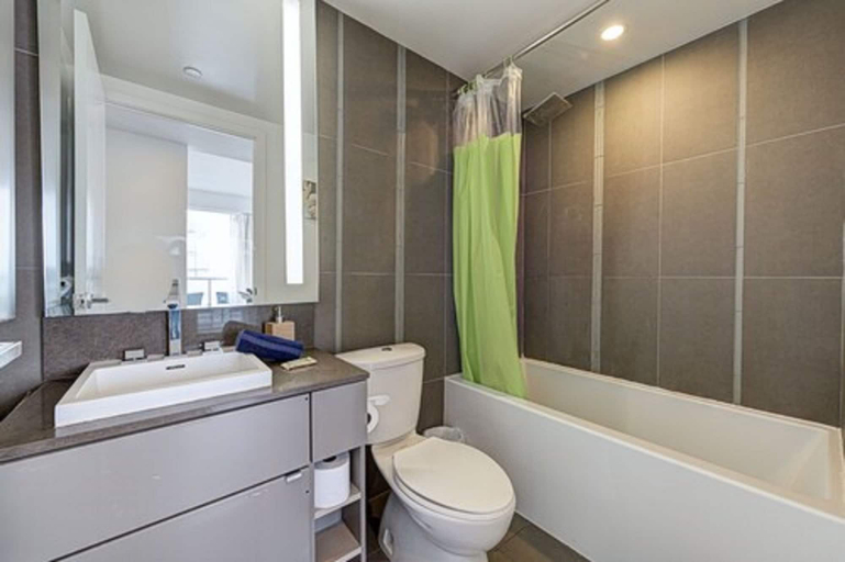 Bathroom 4, Velvet Stays – Entertainment District, Toronto