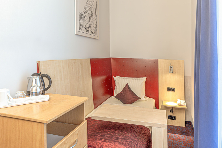 Bedroom 2, Ramada by Wyndham Frankfurt Central Station, Frankfurt am Main