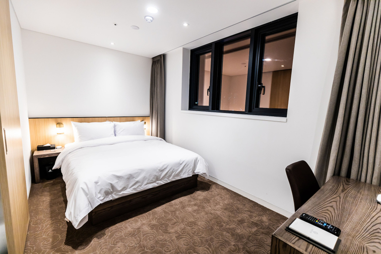 Bedroom 3, Ashton Hotel, Jung