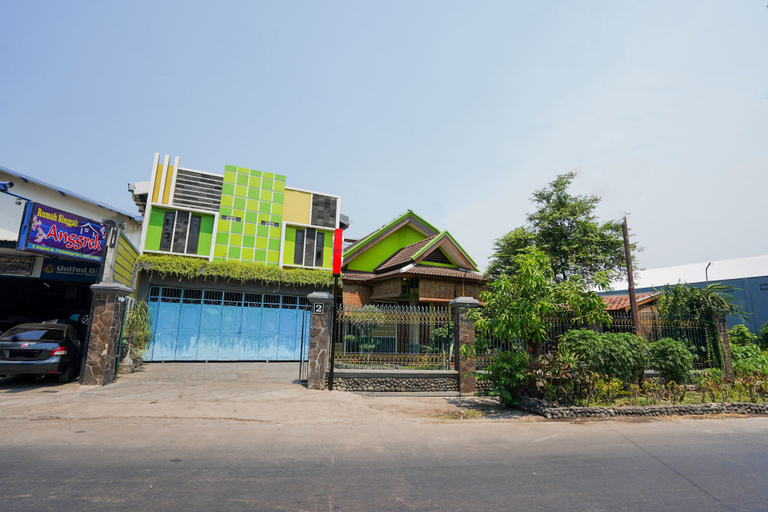 Exterior & Views 2, OYO 1639 Penginapan Anggrek Syariah 1, Probolinggo