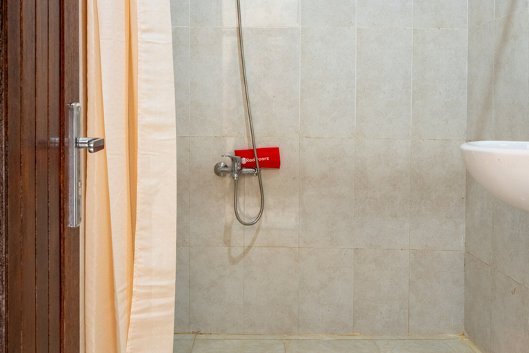 Bathroom 5, RedDoorz Plus near Balai Kota Batu 2, Malang