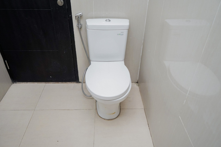 Bathroom 3, Simply Strategic and Comfy Studio Paramount Skyline Apartment, Tangerang