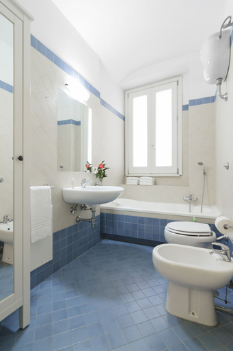 Bathroom 5, Seiano, Napoli