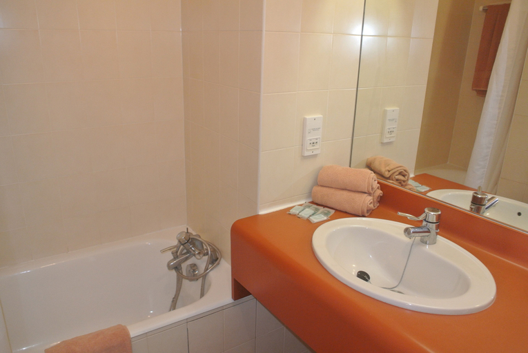 Bathroom 4, Hotel Aliotel, Landes