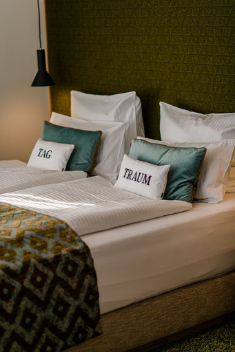 Bedroom 4, Weinhotel Freylich Zahn, Burgenlandkreis