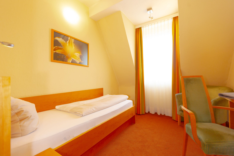 Bedroom 3, Parkhotel Traunstein, Traunstein