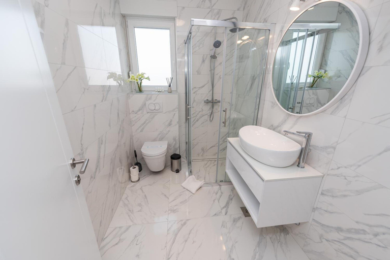 Bathroom 3, Apartments & Rooms Pool Villas Maris, Novalja
