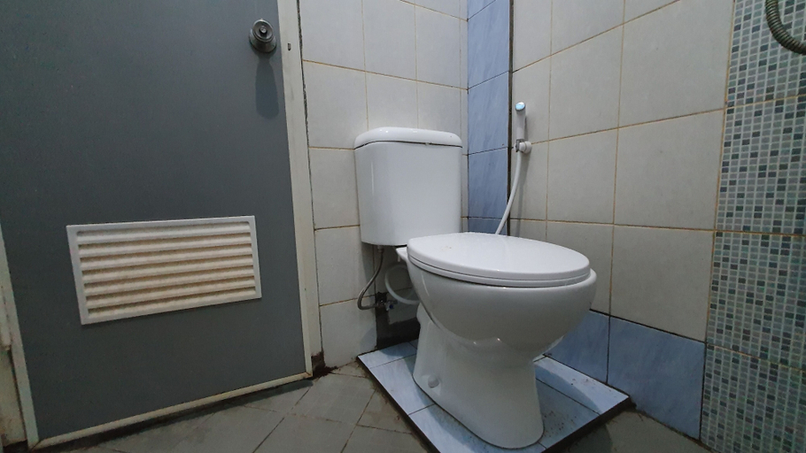 Bathroom 3, OYO 2302 Blue House Costel Syariah, Cianjur