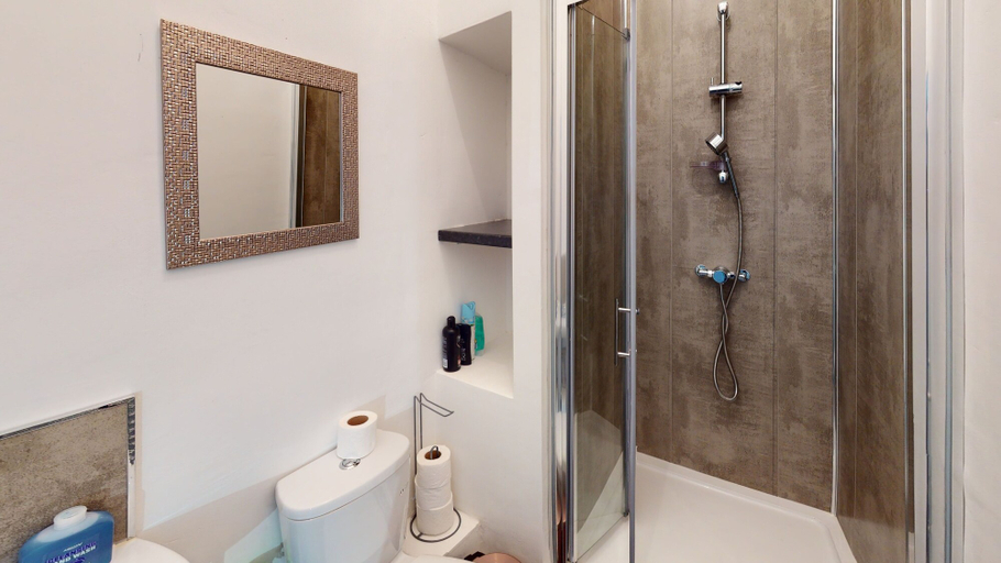Bathroom, J kyns Aparthome, Sandwell
