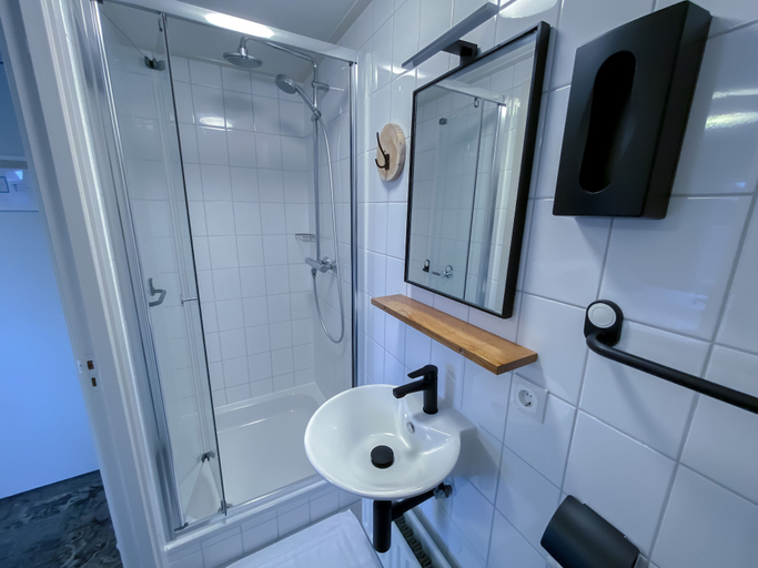 Bathroom 5, De Slapende Hollander, Loon op Zand