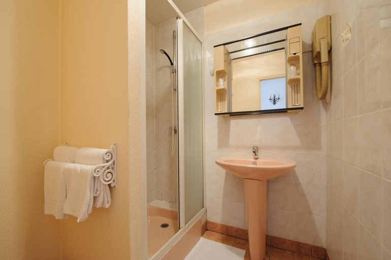 Bathroom 5, L'Esplanade, Yonne