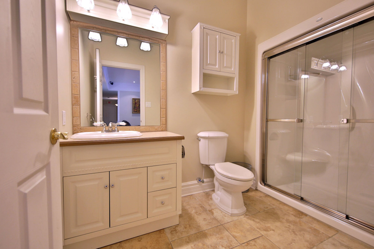 Bathroom 4, Château Venise, Le Haut-Richelieu