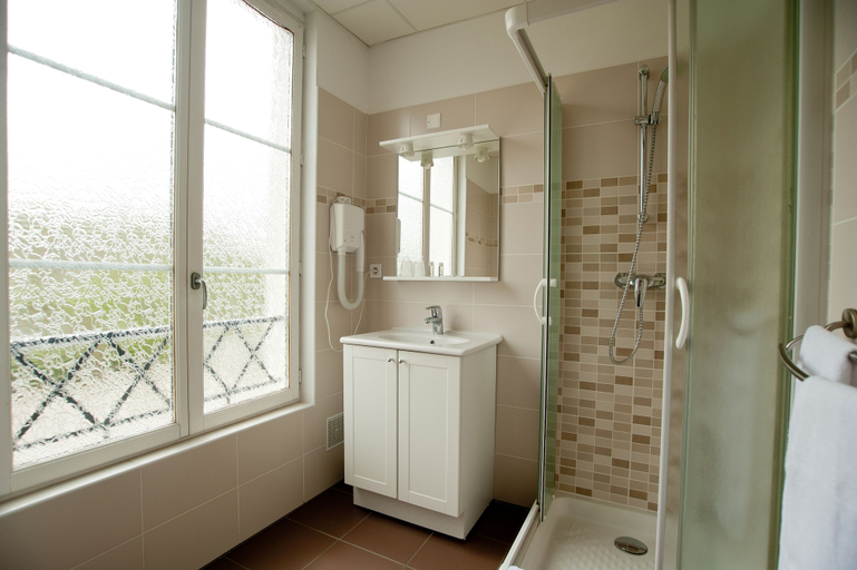 Bathroom 4, Logis Hotel Beaudon, Oise