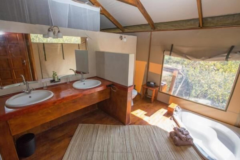 Bathroom 3, Lion Tree Top Lodge, Mopani