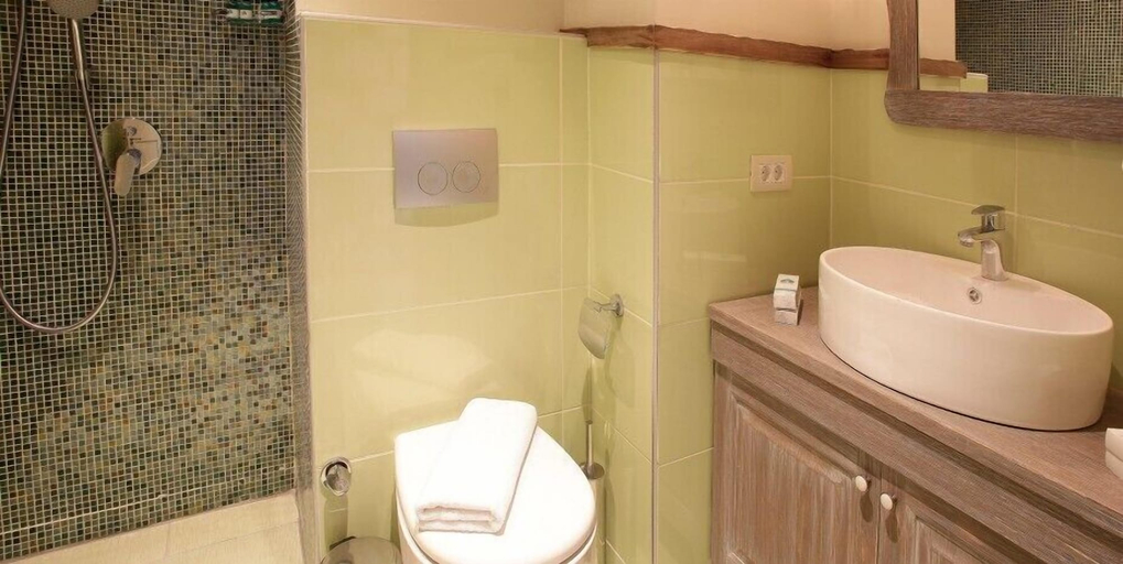 Bathroom 5, Igdeli Han Hotel, Çeşme