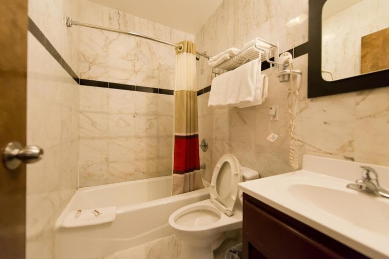Bathroom 4, Dynasty Hotel and Suites New York LaGuardia Hotel, New York