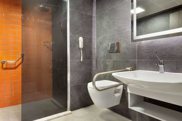 Bathroom 5, Days Hotel by Wyndham Ankara Cankaya, Çankaya