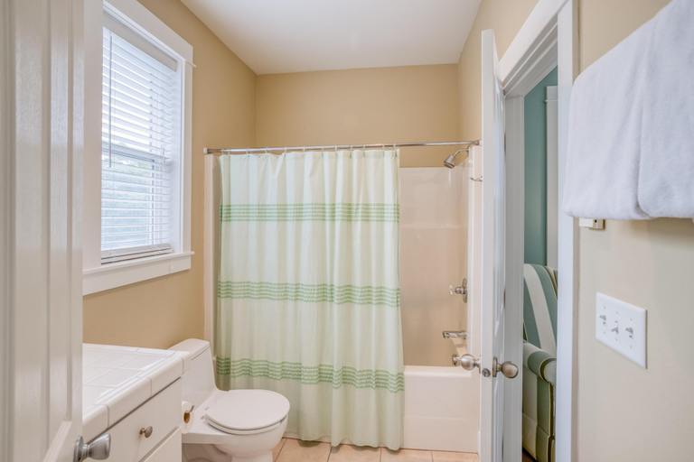 Bathroom 3, Mertini, Lincoln